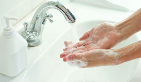 هل تعرف متى تغسل اليدين؟ 
