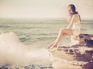 صورة رومنسية لفتاة على شاطئ البحر