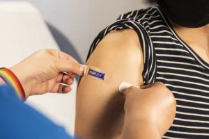 لقاح الإنفلونزا 2025: كل ما تحتاج معرفته لحماية نفسك وعائلتك