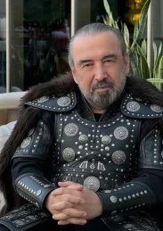 "الممثل التركي جيهان أونال - عثمان بك عثمان بك: والد أورهان بك وزعيم قبيلة قايي. جيهان أونال هو ممثل تركي بارز، وُلد في 22 يناير 1946 في مدينة كاستامونو بتركيا."