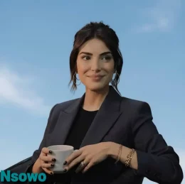 "دينيز بايسال ممثلة تركيه ولدت في 5 أبريل 1991 في أزمير، تركيا. بدأت التمثيل منذ عمر العاشرة في مسرح إزمير البلدي"