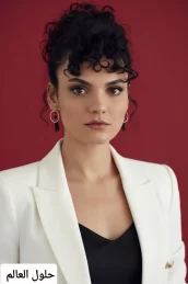 "نازلي سينام أونال هي ممثلة تركية شابة، وُلدت في 22 مايو 1991 في مدينة بورصة، تركيا."