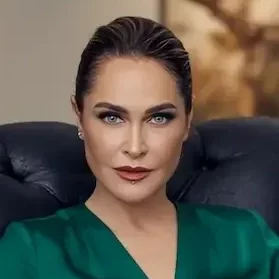 "الممثلة هوليا أفشار في دور فضيلة من مسلسل تحت نفس المطر، تظهر بتعبيرات وجه حازمة بملابس انيقة."