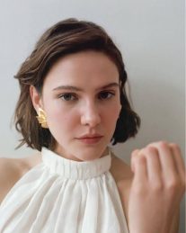 "الممثلة التركية الينا بوز في احدث مسلسلاتها مسلسل الطبيب التركي."